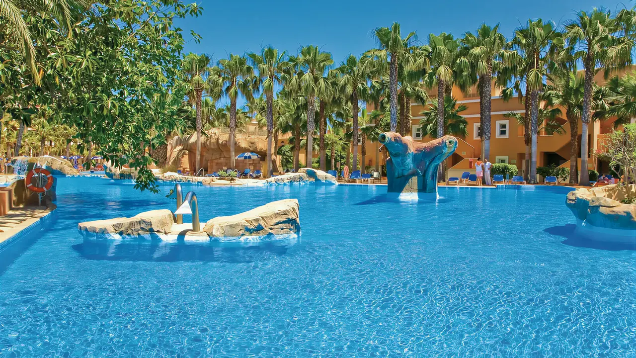 Basen z palmami w PlayaCapricho