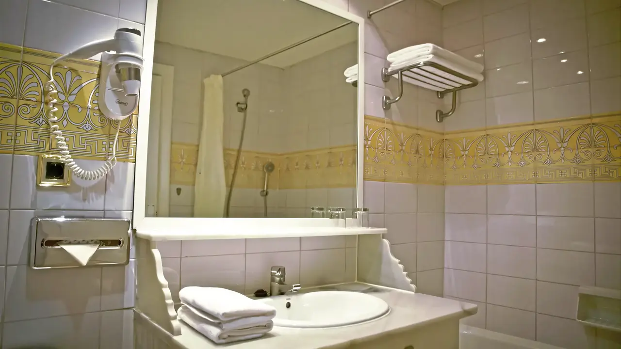 Łazienka w hotelu PlayaCapricho z umywalką i lustrem