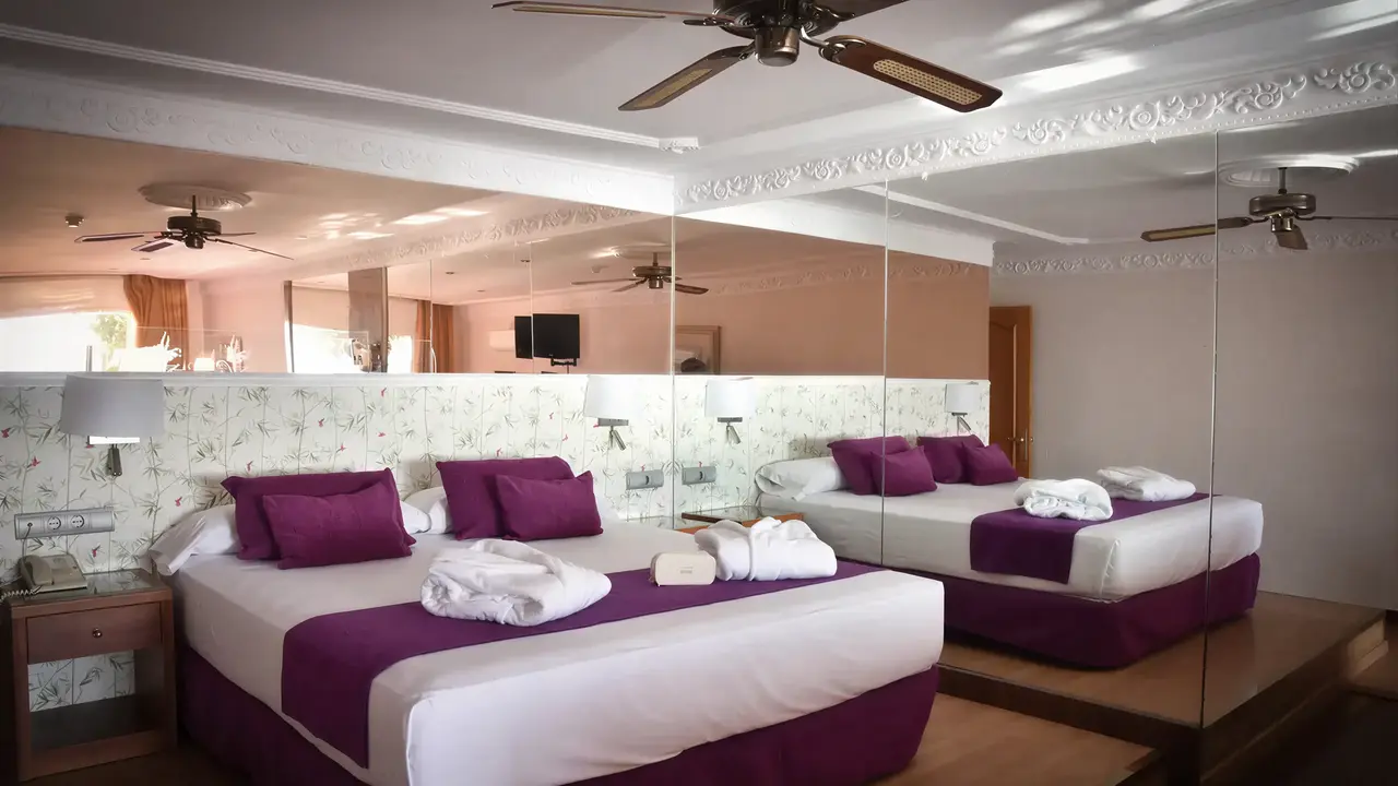 Sypialnia z łóżkami w hotelu PlayaCapricho