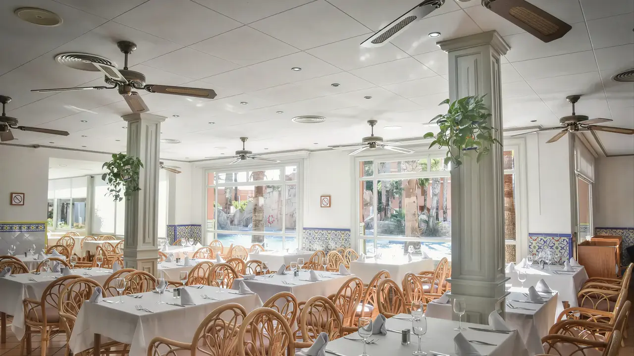 Restauracja w hotelu PlayaCapricho z nakrytymi stołami