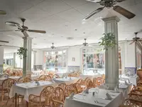 Restauracja w hotelu PlayaCapricho z nakrytymi stołami