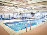 Kryty basen z leżakami w PlayaCapricho