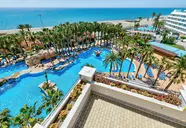 Widok na kompleks basenowy w PlayaCapricho