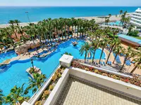 Widok na kompleks basenowy w PlayaCapricho