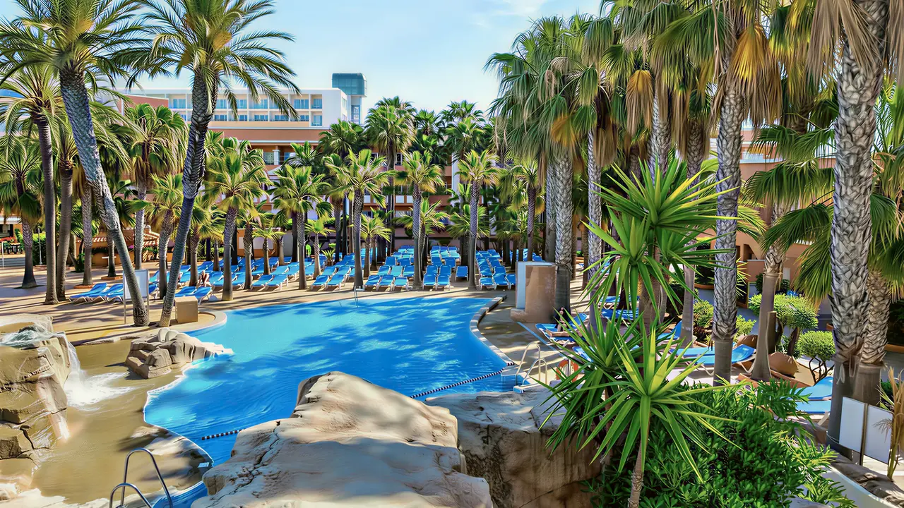 Basen z leżakami w hotelu PlayaCapricho