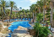 Basen z leżakami w hotelu PlayaCapricho