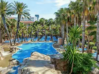 Basen z leżakami w hotelu PlayaCapricho