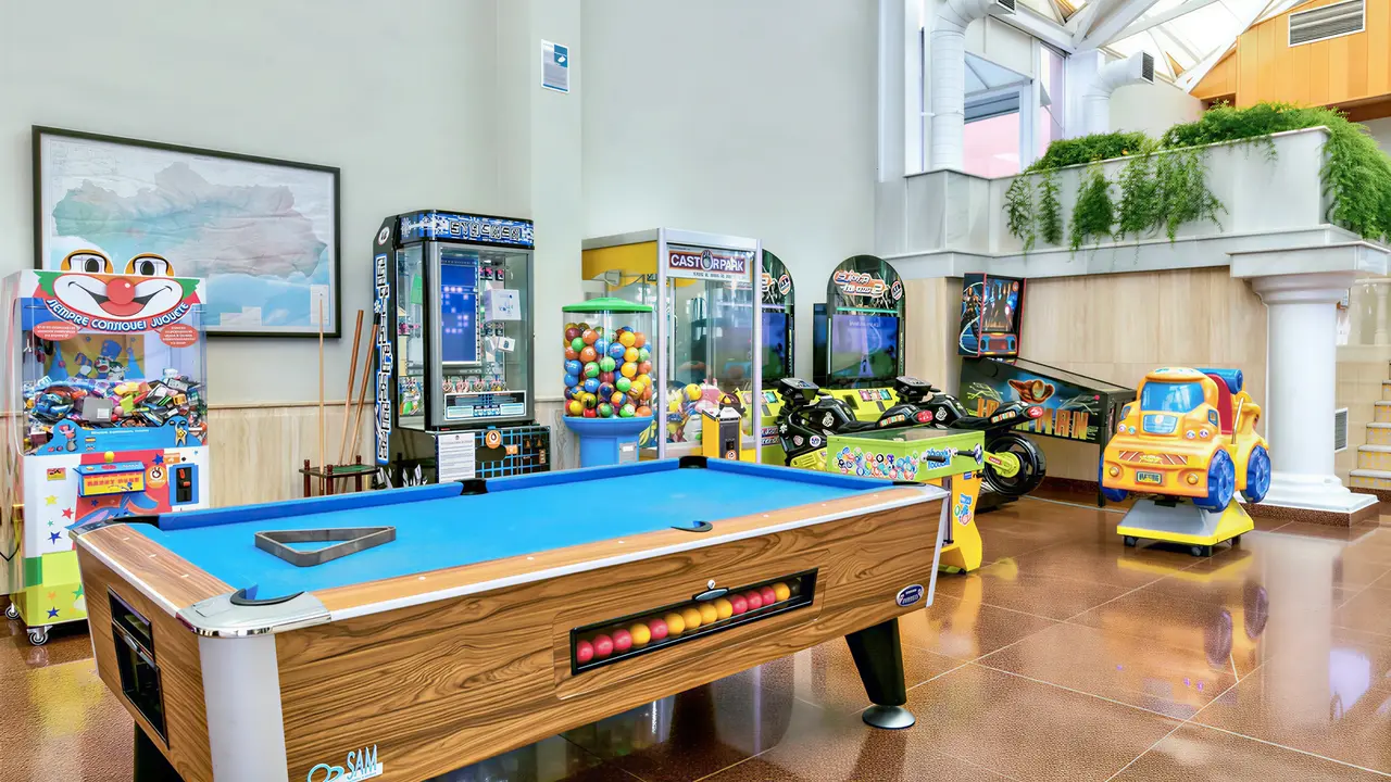 Sala gier w PlayaCapricho z bilardem i automatami