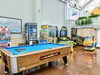 Sala gier w PlayaCapricho z bilardem i automatami