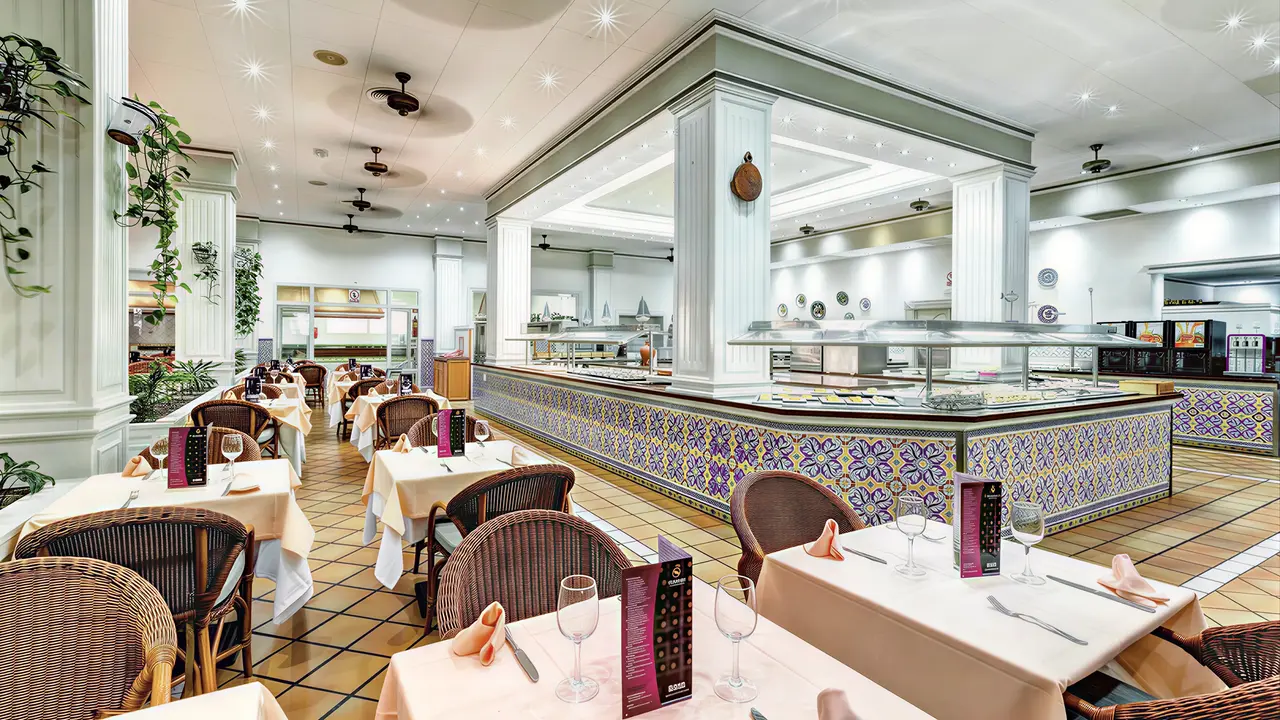 Restauracja w PlayaCapricho z nakrytymi stołami