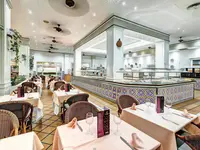 Restauracja w PlayaCapricho z nakrytymi stołami