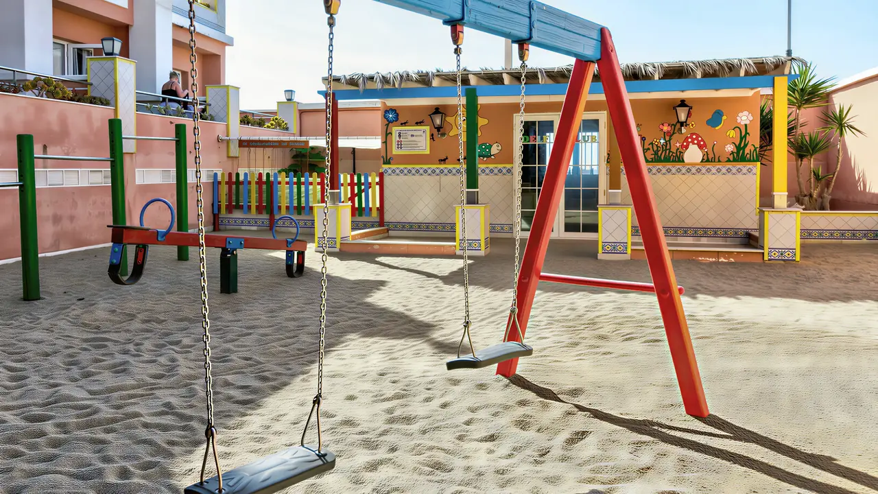 Plac zabaw z huśtawkami w PlayaCapricho
