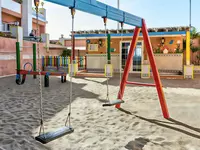 Plac zabaw z huśtawkami w PlayaCapricho