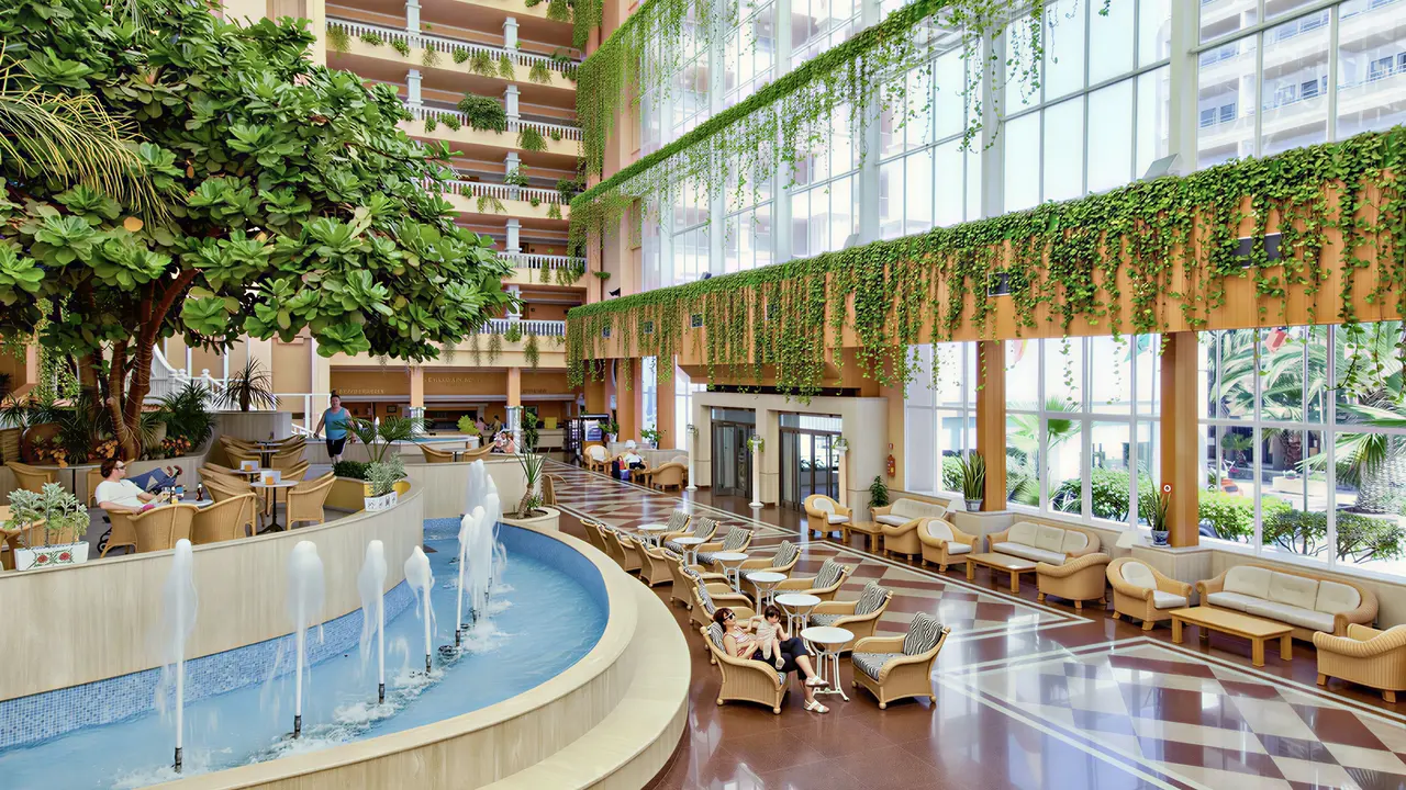Wnętrze lobby z fontanną w PlayaCapricho