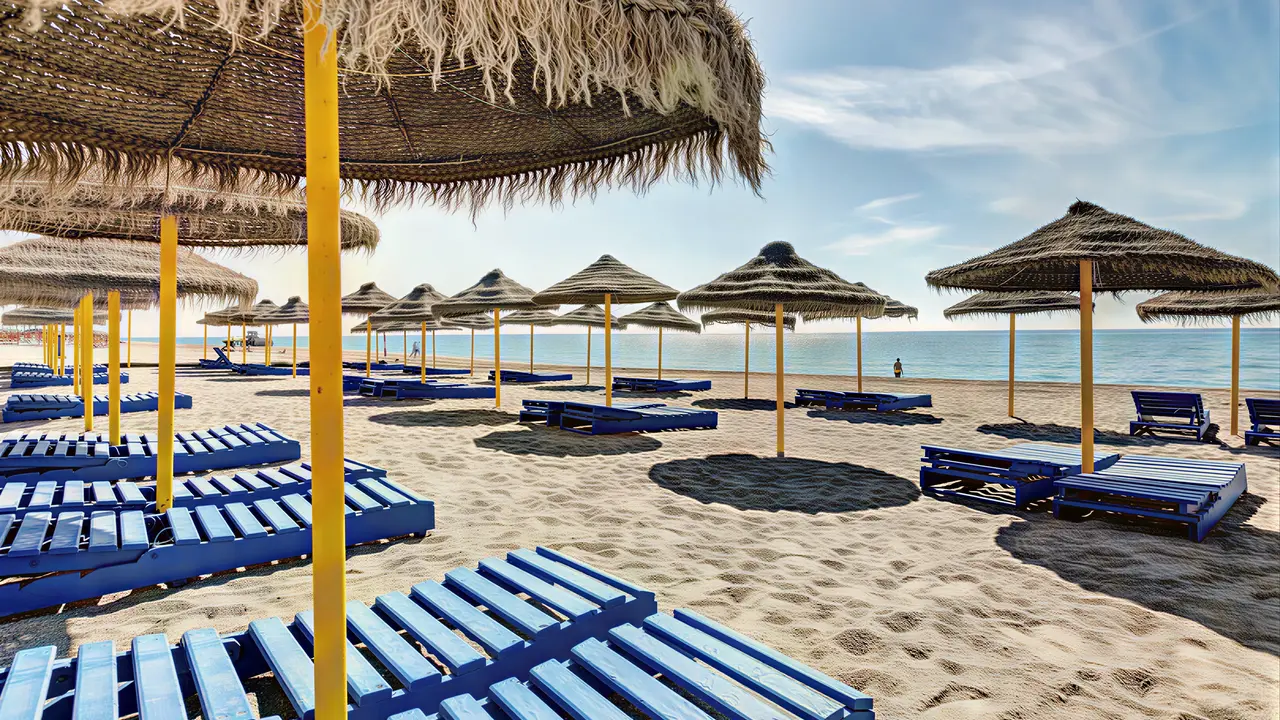 Plaża z leżakami i parasolami w PlayaCapricho