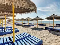 Plaża z leżakami i parasolami w PlayaCapricho
