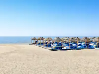 Leżaki i parasole na plaży w PlayaCapricho