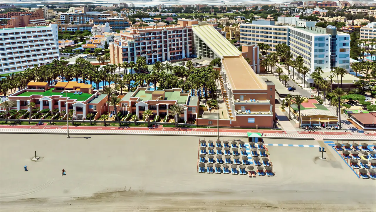 Widok na kompleks PlayaCapricho i plażę