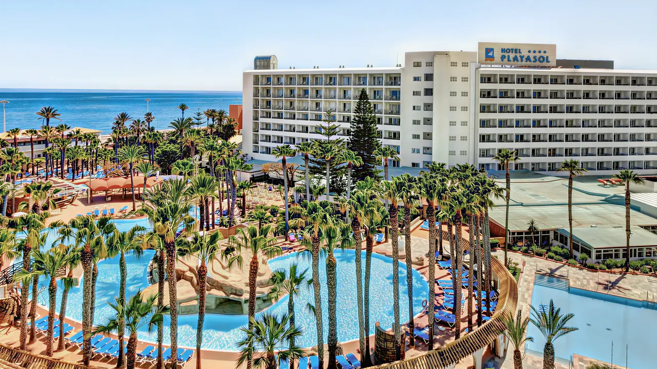 Widok na kompleks i baseny Playasol SPA