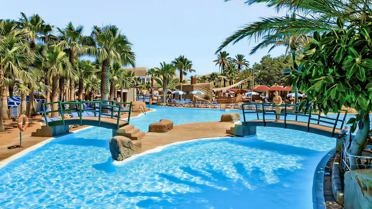 Basen z mostkami w hotelu Playasol SPA