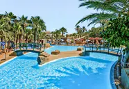 Basen z mostkami w hotelu Playasol SPA