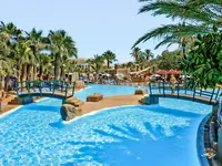 Basen z mostkami w hotelu Playasol SPA