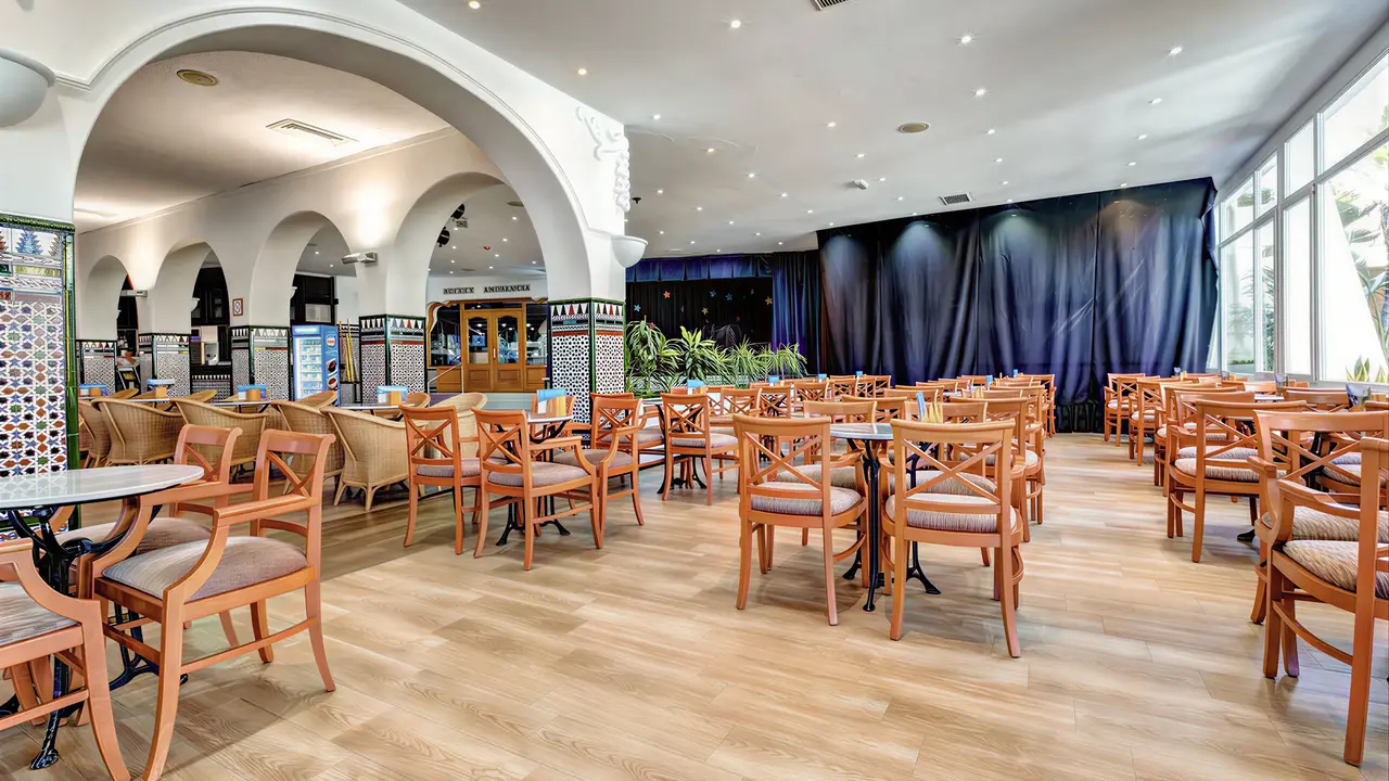 Restauracja w hotelu Playasol SPA z drewnianymi krzesłami