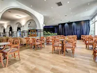 Restauracja w hotelu Playasol SPA z drewnianymi krzesłami