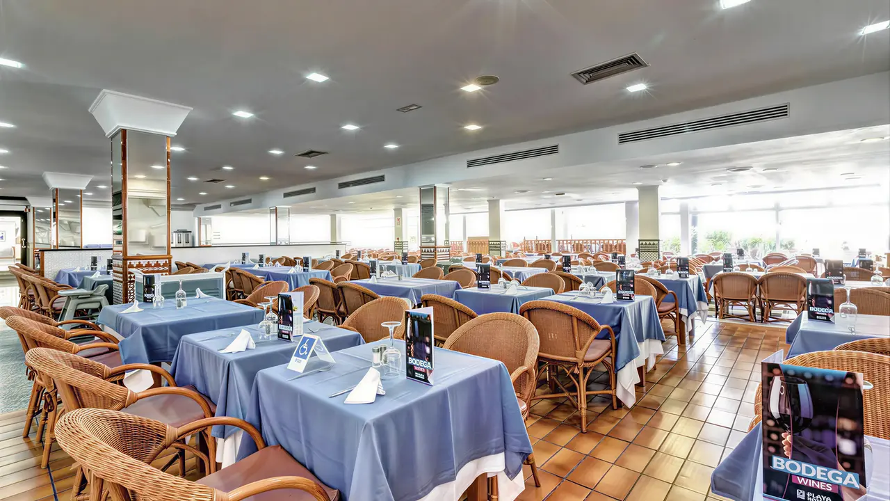 Restauracja w Playasol SPA z nakrytymi stołami