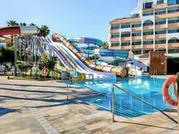 Zjeżdżalnie wodne w basenie hotelu Playasol SPA