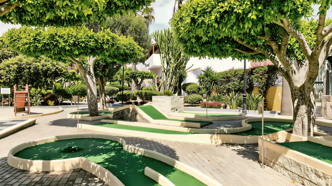 Pole do minigolfa w hotelu Playasol SPA