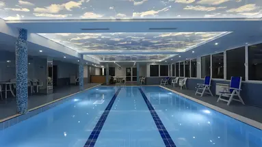 Kryty basen w hotelu Pliska