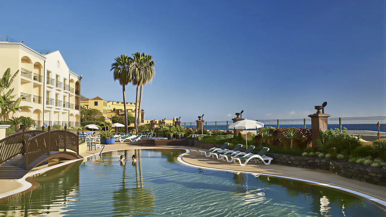 Basen z leżakami w hotelu Porto Santa Maria