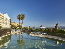 Basen z leżakami w hotelu Porto Santa Maria