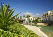 Widok na budynki i basen w Porto Santa Maria