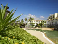 Widok na budynki i basen w Porto Santa Maria