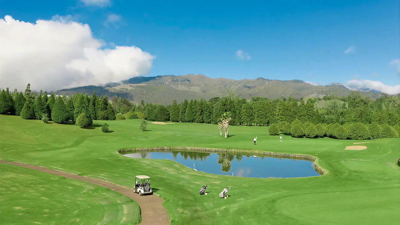 Pole golfowe i wózek w Porto Santa Maria