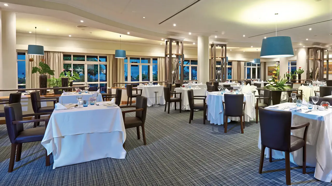 Elegancka restauracja w Porto Santa Maria z nakrytymi stołami