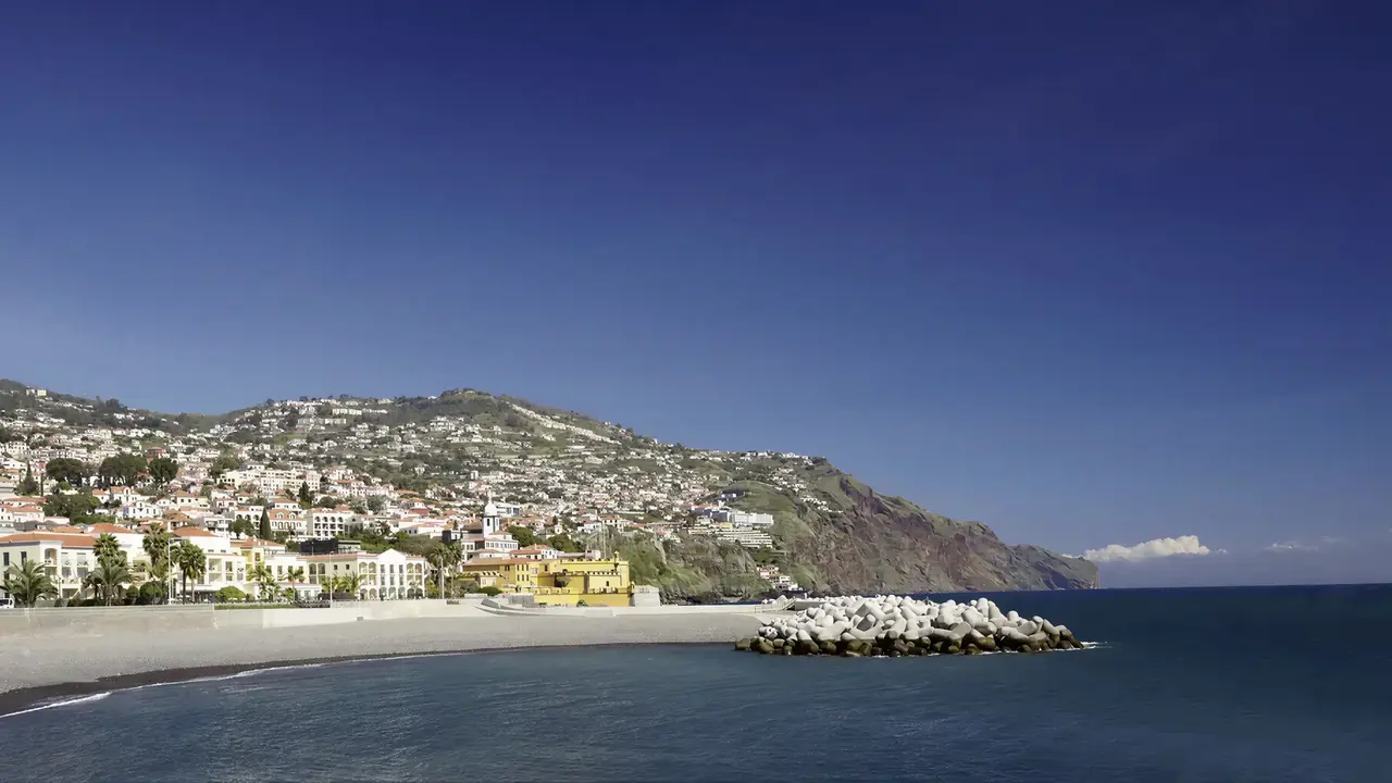 Widok na plażę i morze w Porto Santa Maria
