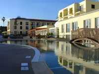Widok na budynki i otoczenie Porto Santa Maria