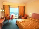 Pokój z łóżkiem i balkonem w Porto Santa Maria