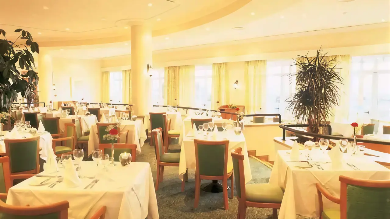 Elegancka restauracja w Porto Santa Maria z nakrytymi stołami