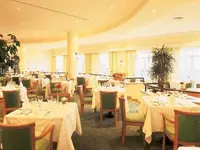 Elegancka restauracja w Porto Santa Maria z nakrytymi stołami