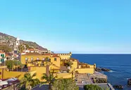 Widok na budynki Porto Santa Maria nad oceanem