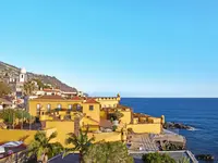 Widok na budynki Porto Santa Maria nad oceanem