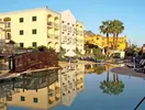 Basen i budynki w Porto Santa Maria