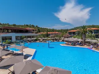 Basen z leżakami i parasolami w Poseidon Sea Resort