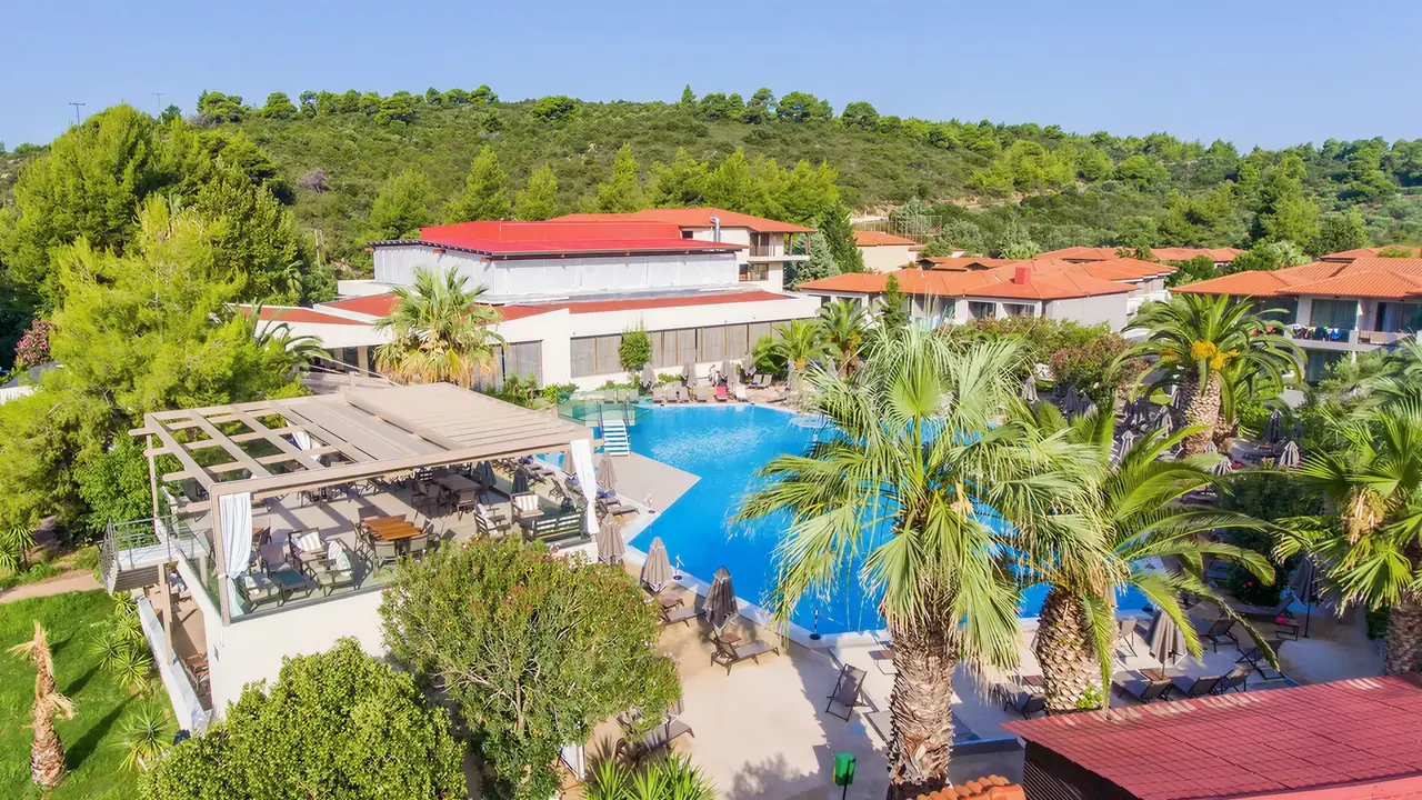 Widok na kompleks Poseidon Sea Resort z basenem