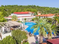 Widok na kompleks Poseidon Sea Resort z basenem