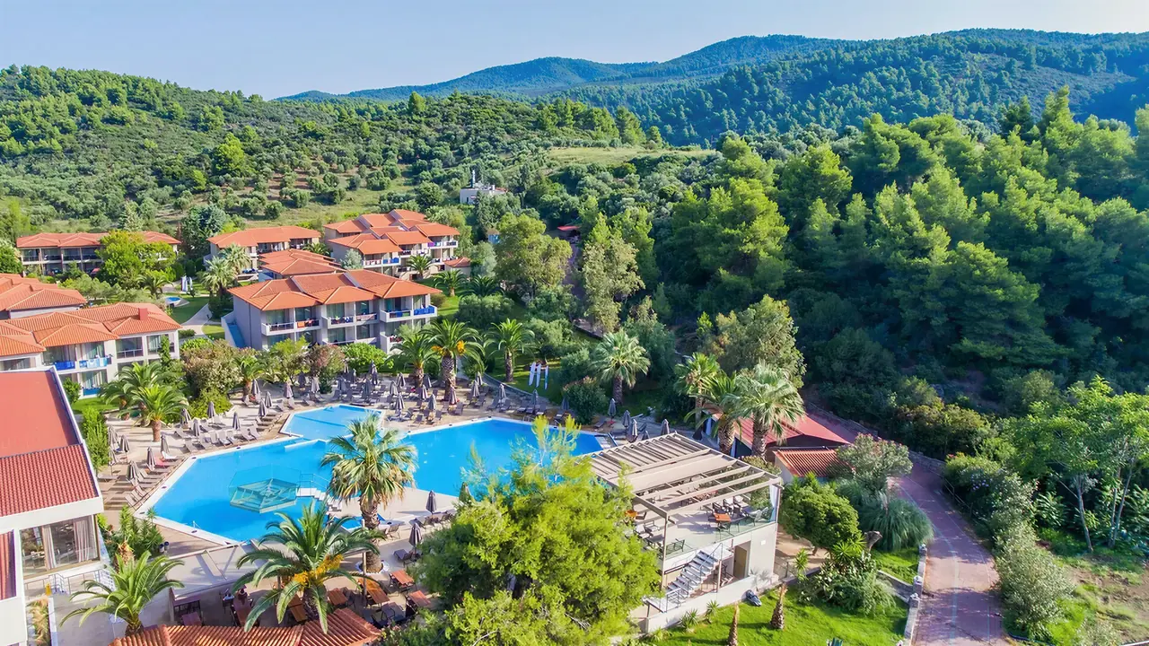 Widok na kompleks budynków i baseny Poseidon Sea Resort